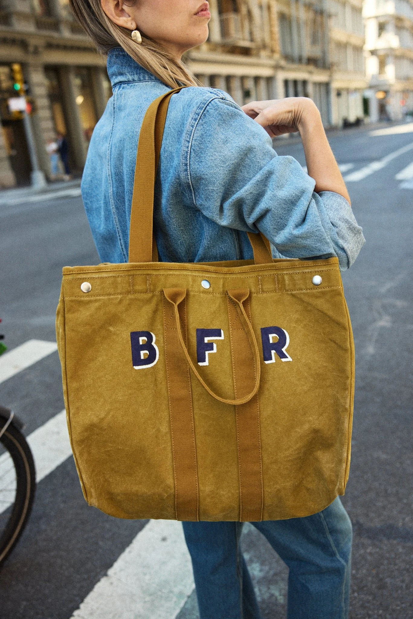 Alex_Mill_The_Perfect_Weekend_Tote_Golden_Khaki_5.jpg