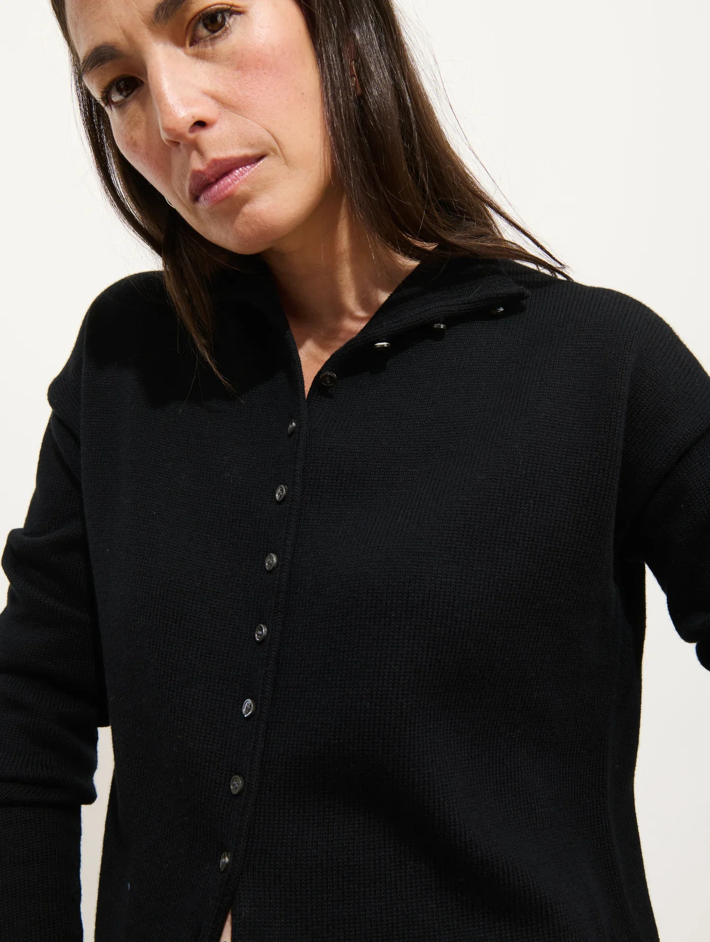 Alex_Mill_Taylor_Cardigan_Cotton_Cashmere_Black_5.webp