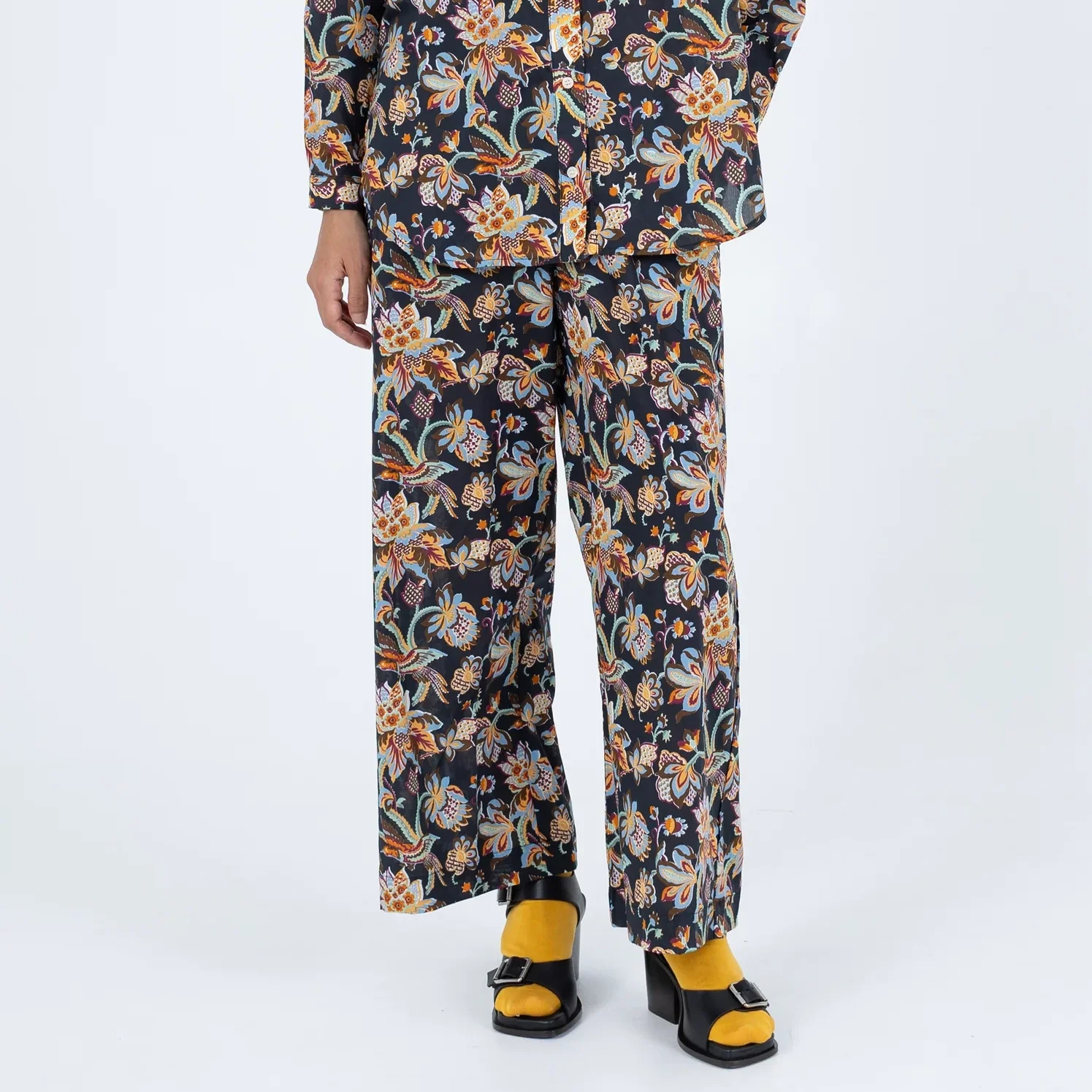 Samet_Yoshi_Pant_Mintz_Chintz_Floral_Paisley_Birds_Black_Multicolor_1a.webp