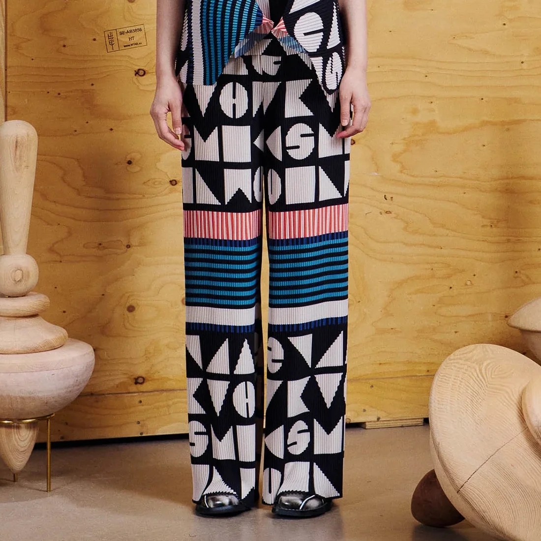 Henrik_Vibskov_Silhouette_Plisse_Pants_Vibs_in_Bobs_2a.webp