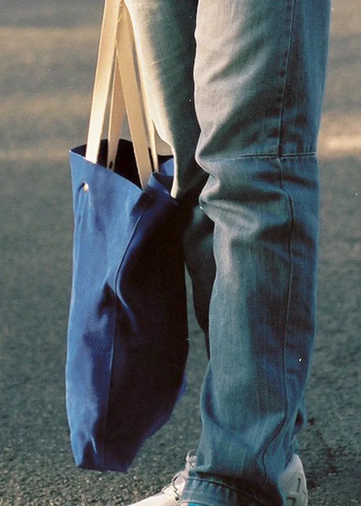 Branco_Lisboa_Suede_Tote_Bag_Blue_Cobalt_Yves_Klein_3.webp