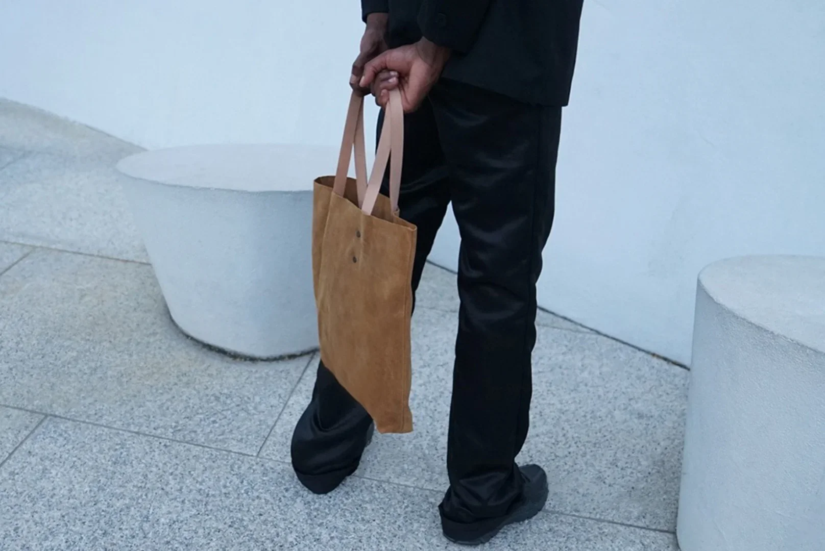 Branco_Lisboa_Suede_Tote_Bag_Camel_Brown_Tan_2.webp