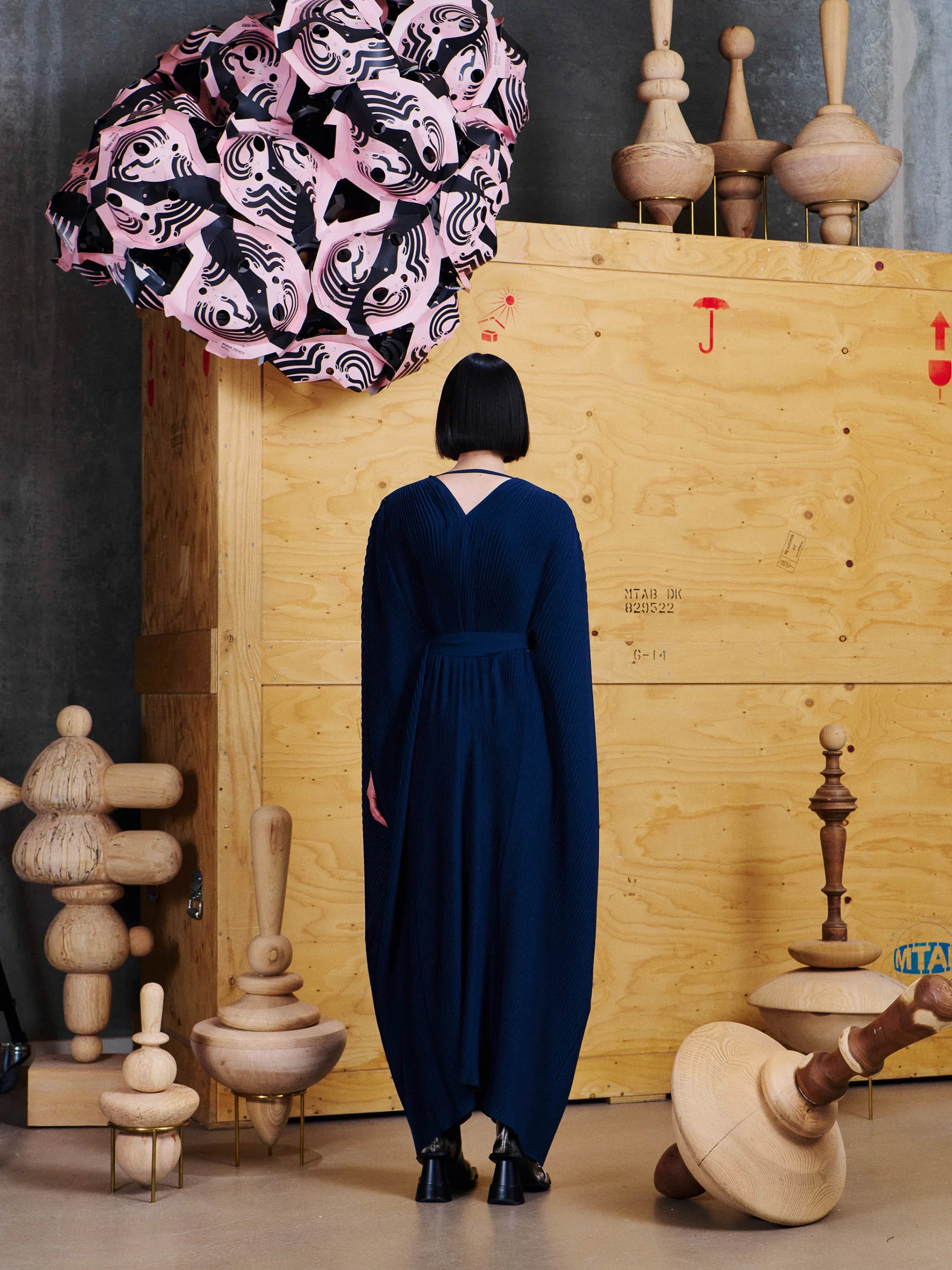 Henrik_Vibskov_Cherry_Plisse_Kaftan_Dress_Blues_Navy_4.webp