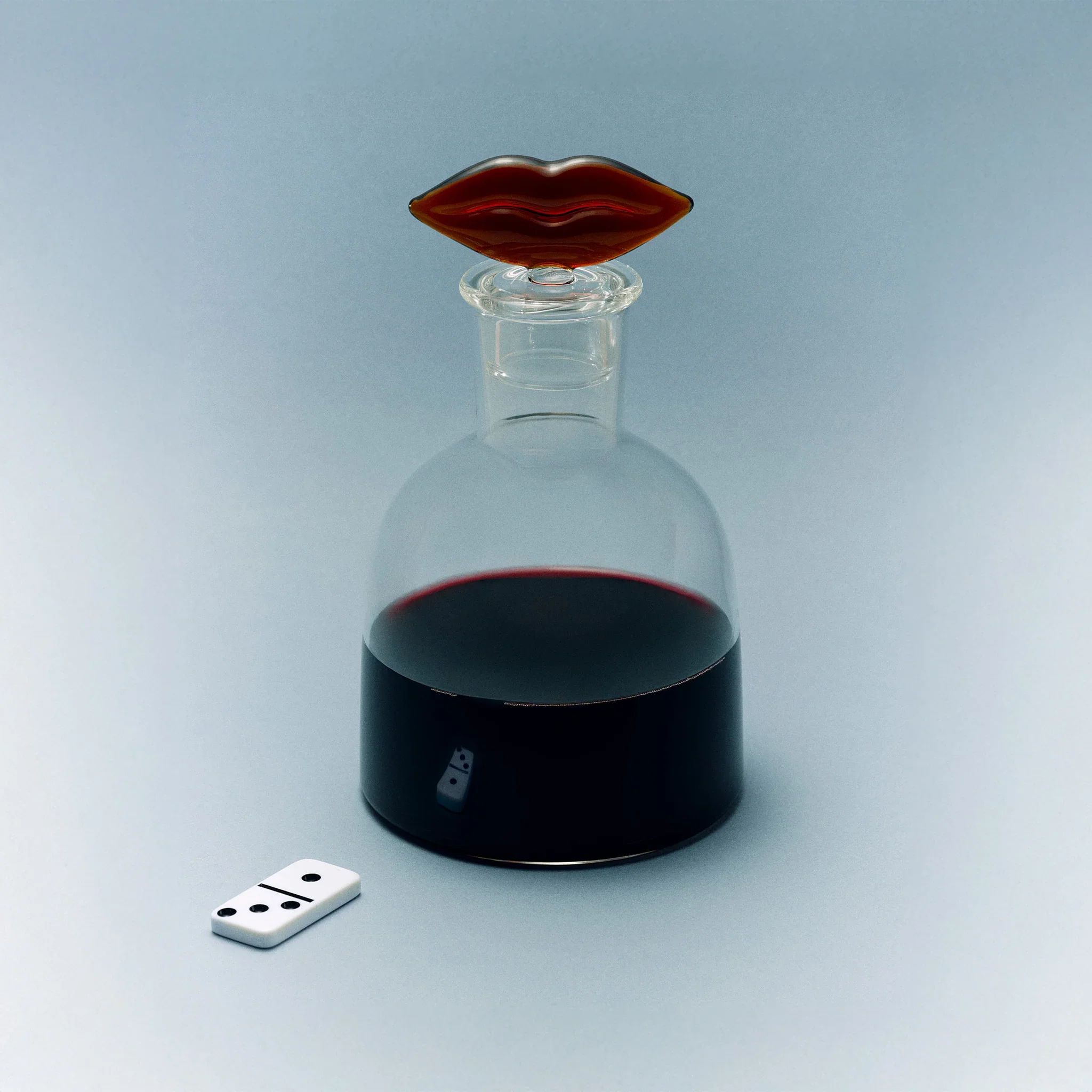 Maison_Balzac_Bisous_Decanter_Clear_Amber_Rouge_Red_Lips_Kiss_Carafe_1.webp