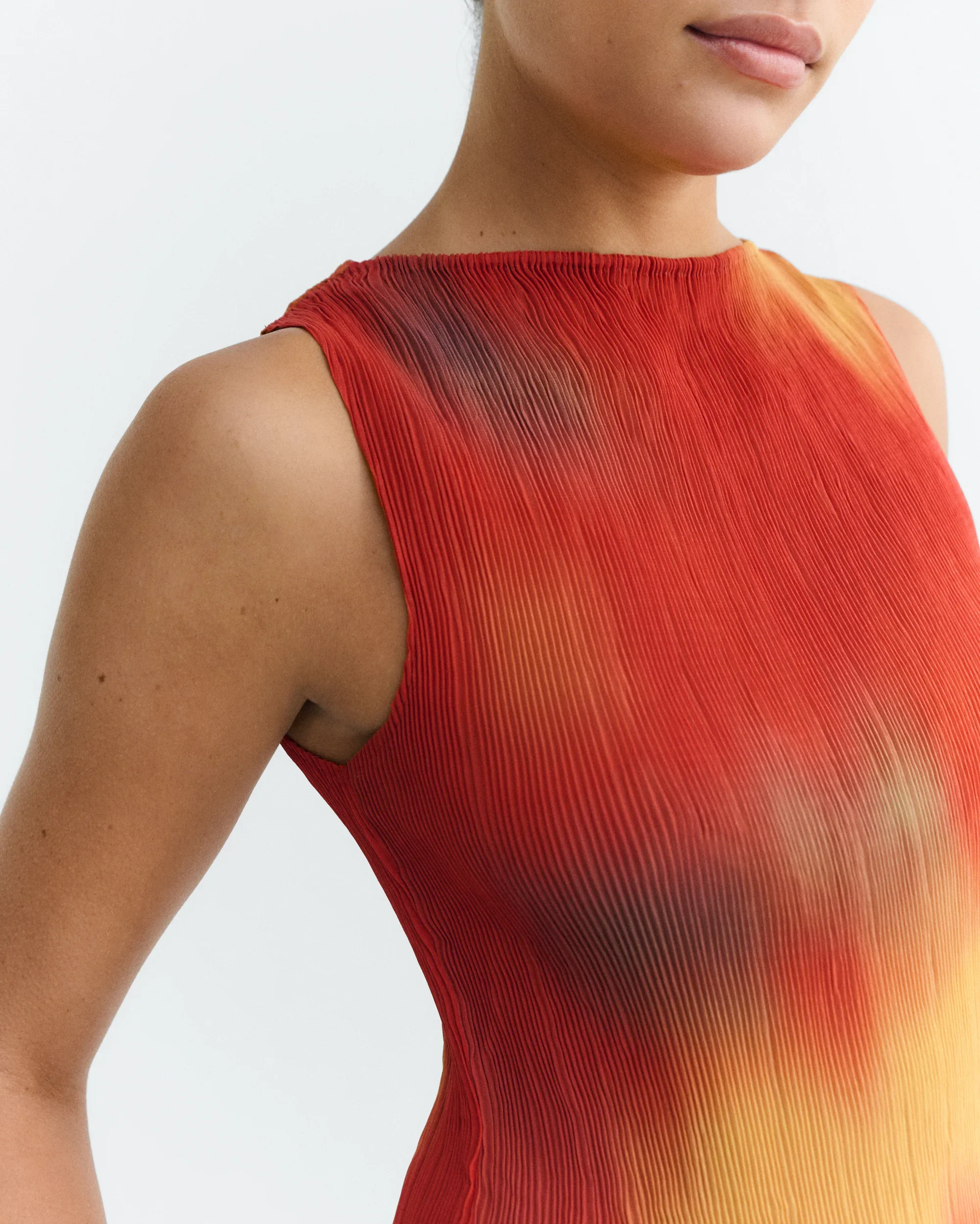 Thinking_Mu_Dora_Pleated_Top_Glass_Red_Orange_4.webp
