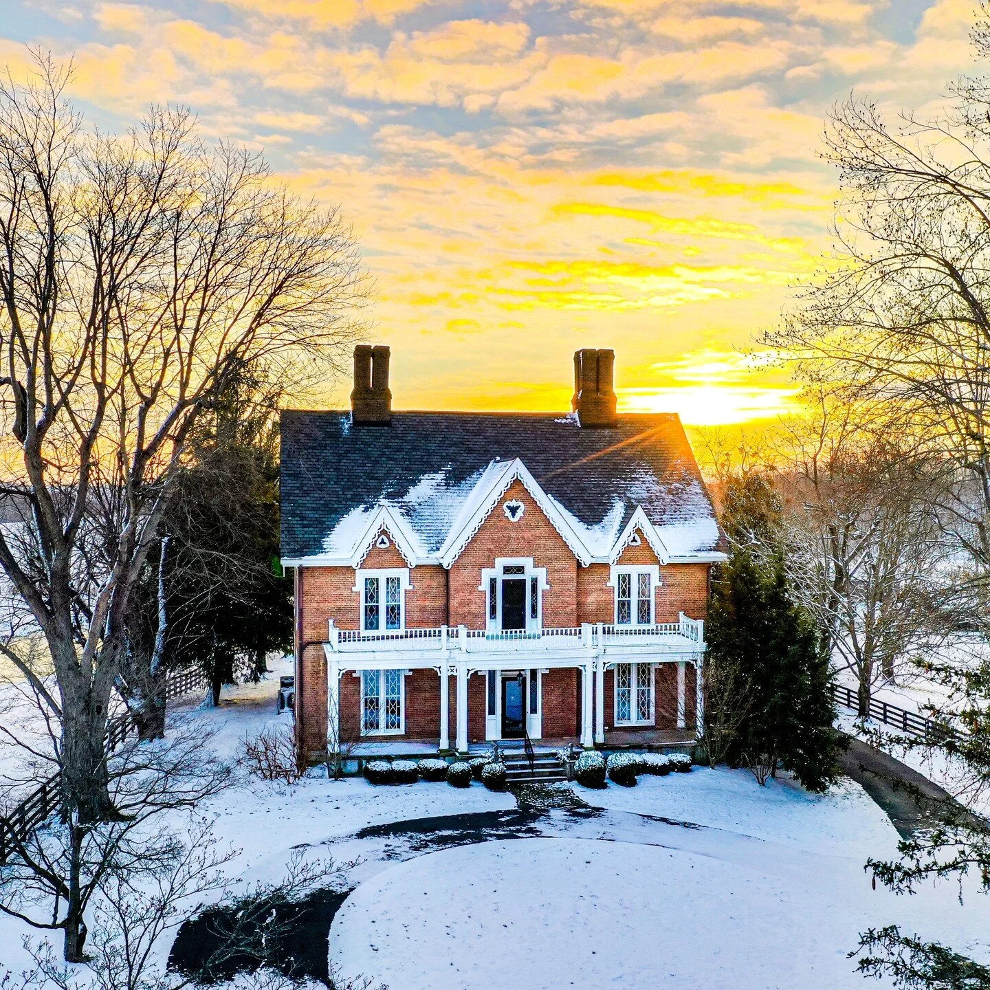 Had a moment this last week to grab a shot of Warrenwood Manor in the snow. Such a beautiful place right here in our nice town.