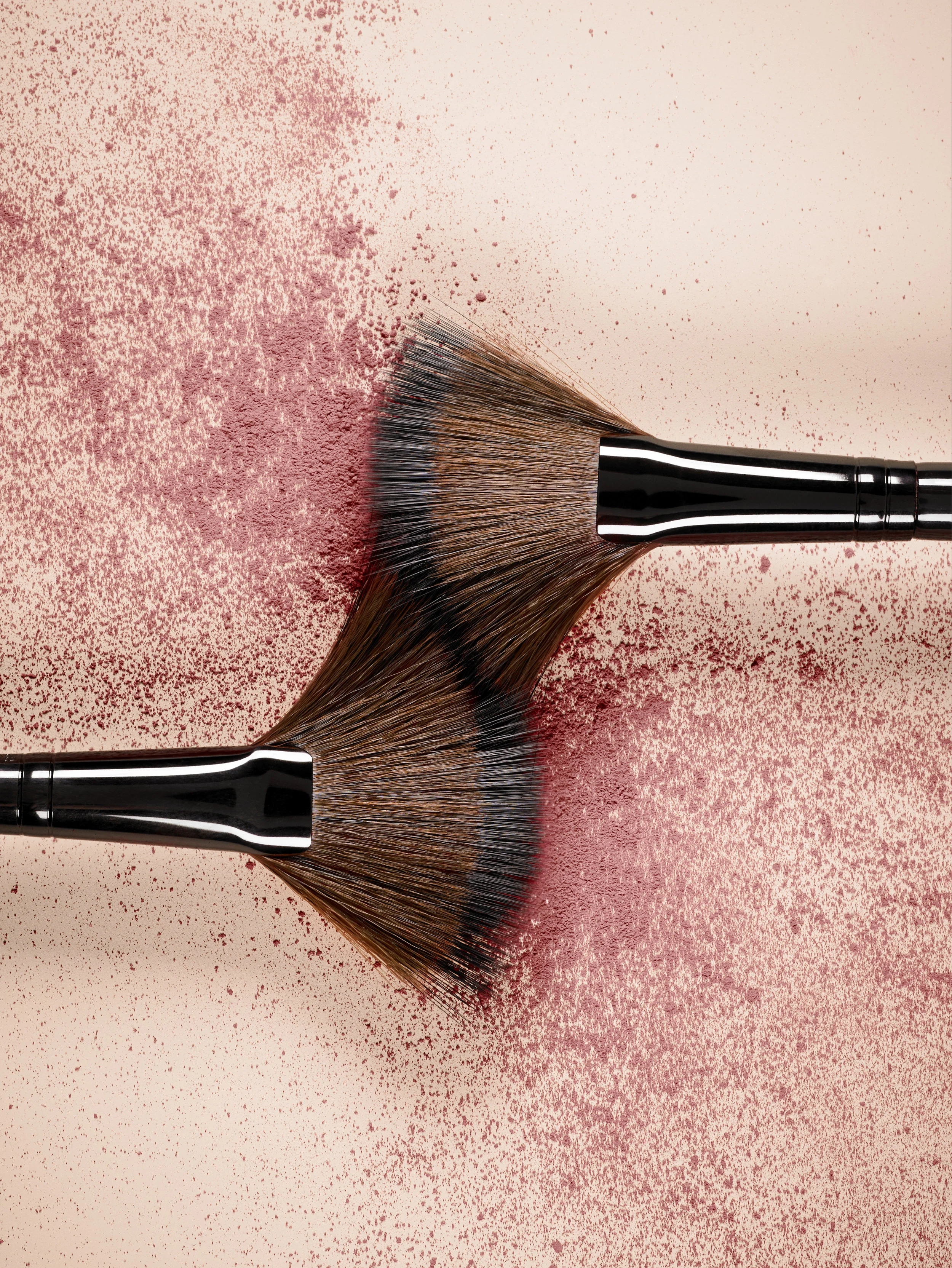 SHOT_10_FACE_ILLUMINATOR_BRUSH_AND_TEXTURE_001_77m_RGB.jpg