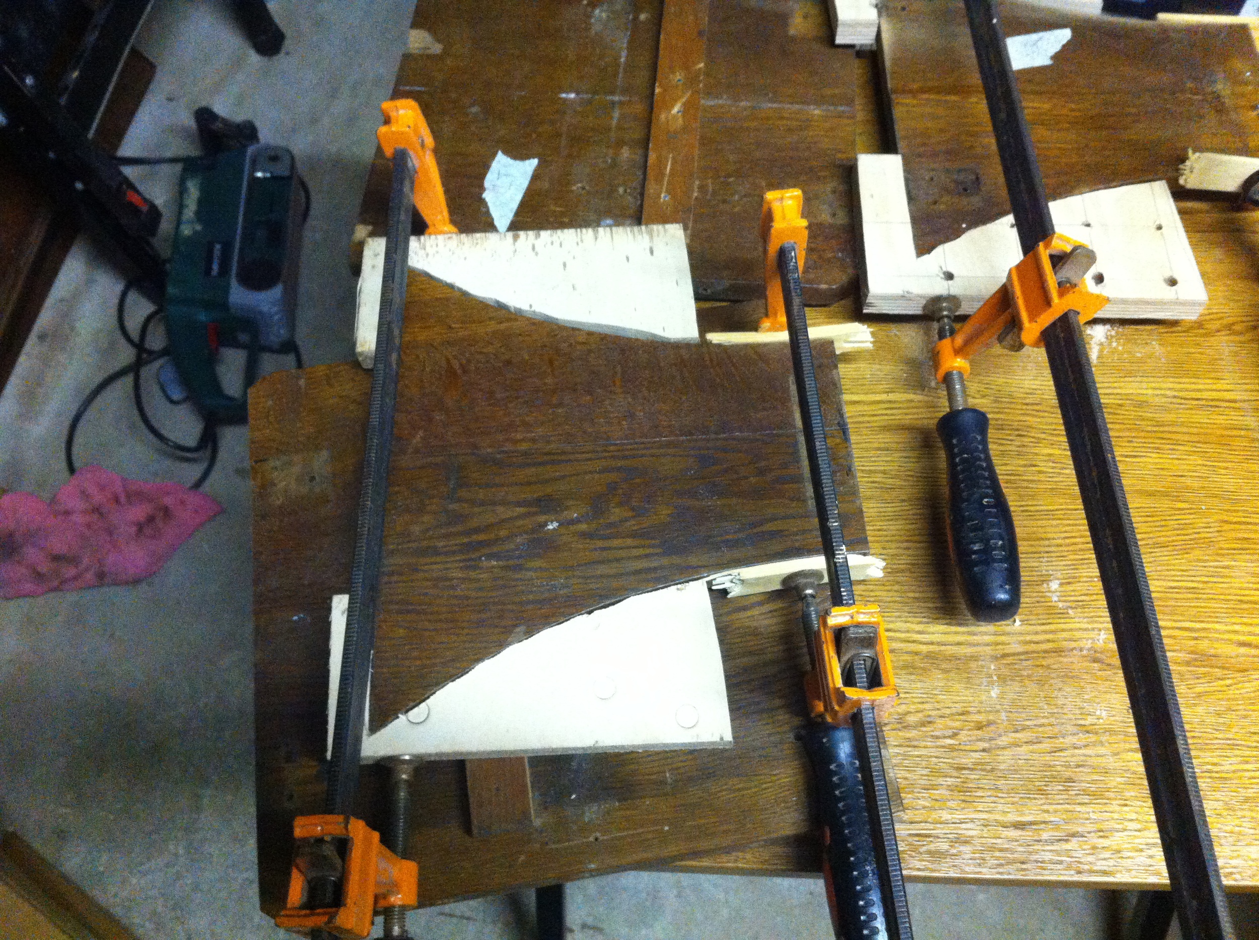  Roughly cut plywood allows the curved parts to be clamped 