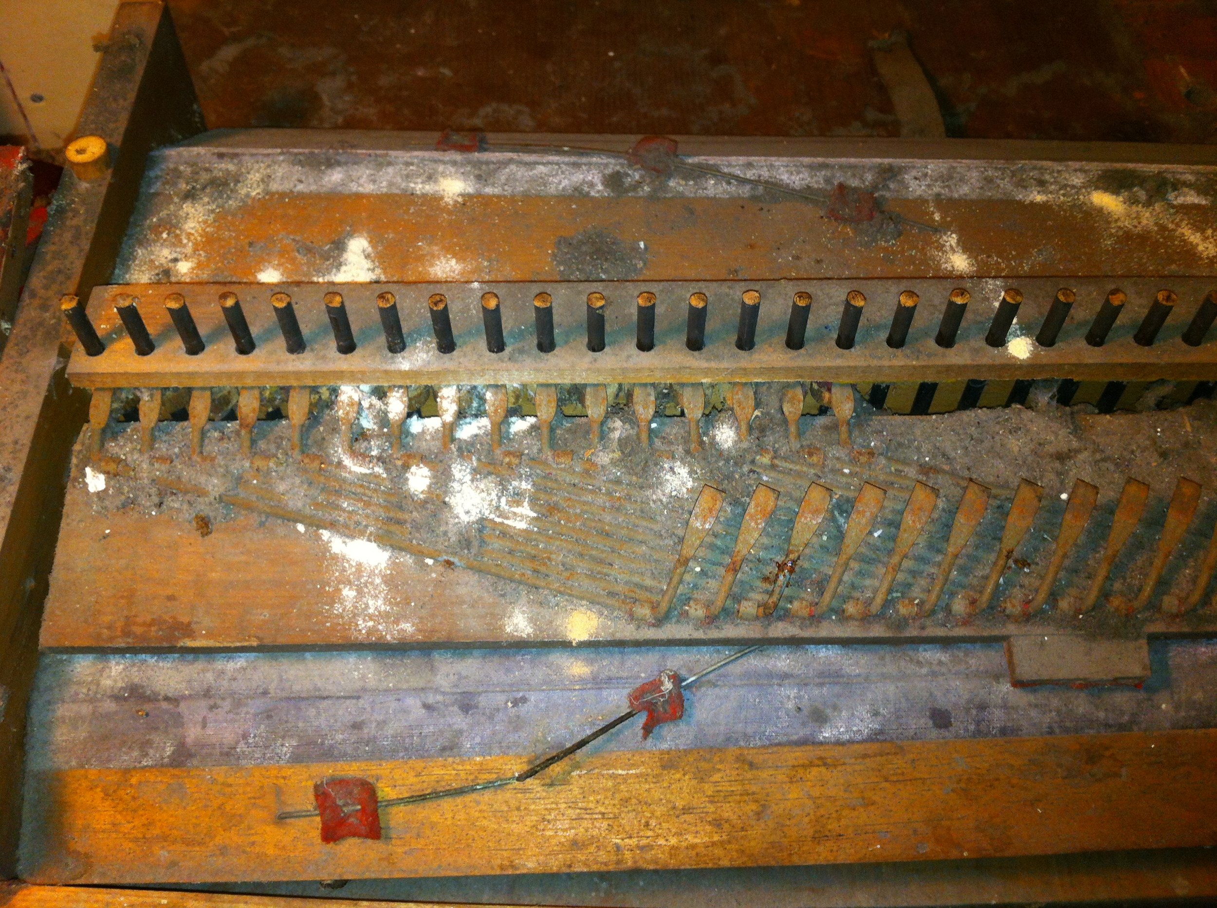  The coupler mechanism covered with woodworm dust from the keys 