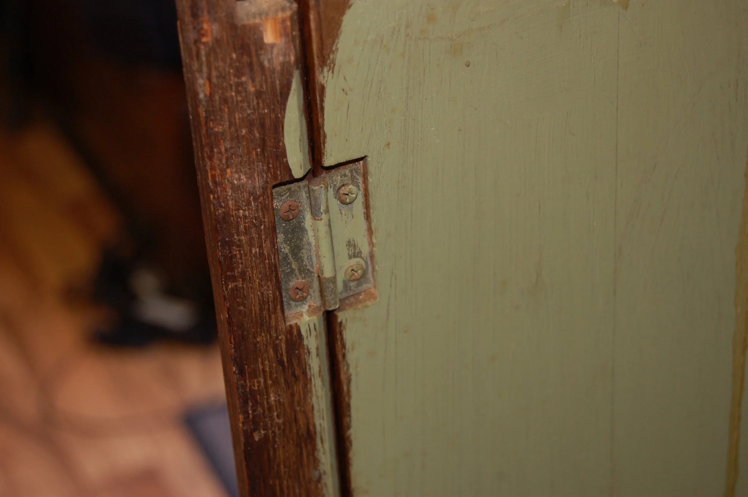 Even the hinges are painted 