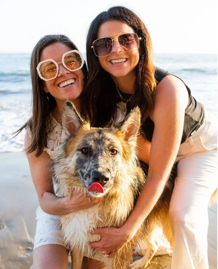 Can we just take a moment to paws🐾 and appreciate how utterly adorable this picture is? 😍 ⁠
⁠
Wishing everyone a tail-wagging good weekend filled with love and laughter! ⁠
.⁠
.⁠
.⁠
.⁠
.⁠
@sisterbstudios⁠
@bluemooneventplanning⁠
@roblarwinery⁠
@veed