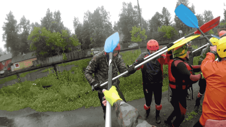 «Друзья! Активная часть маршрута закончена! Поздравляю!» Все дружно кричат два коротких и один протяжный «х*й-х*й-х*****й!» и лупят друг друга по каскам веслами. Традиция.