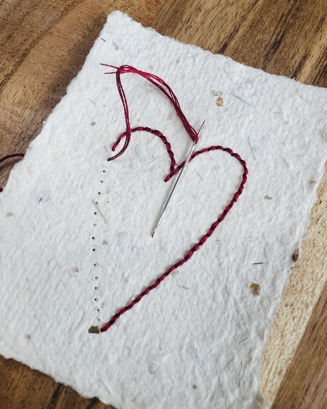 It&rsquo;s already the 7th!
Starting my Valentines ❤️

#diyvalentines
#recycledvalentinescraft
#embroideryonpaper
#papermaking
#handmadepaper
#woodendeckle