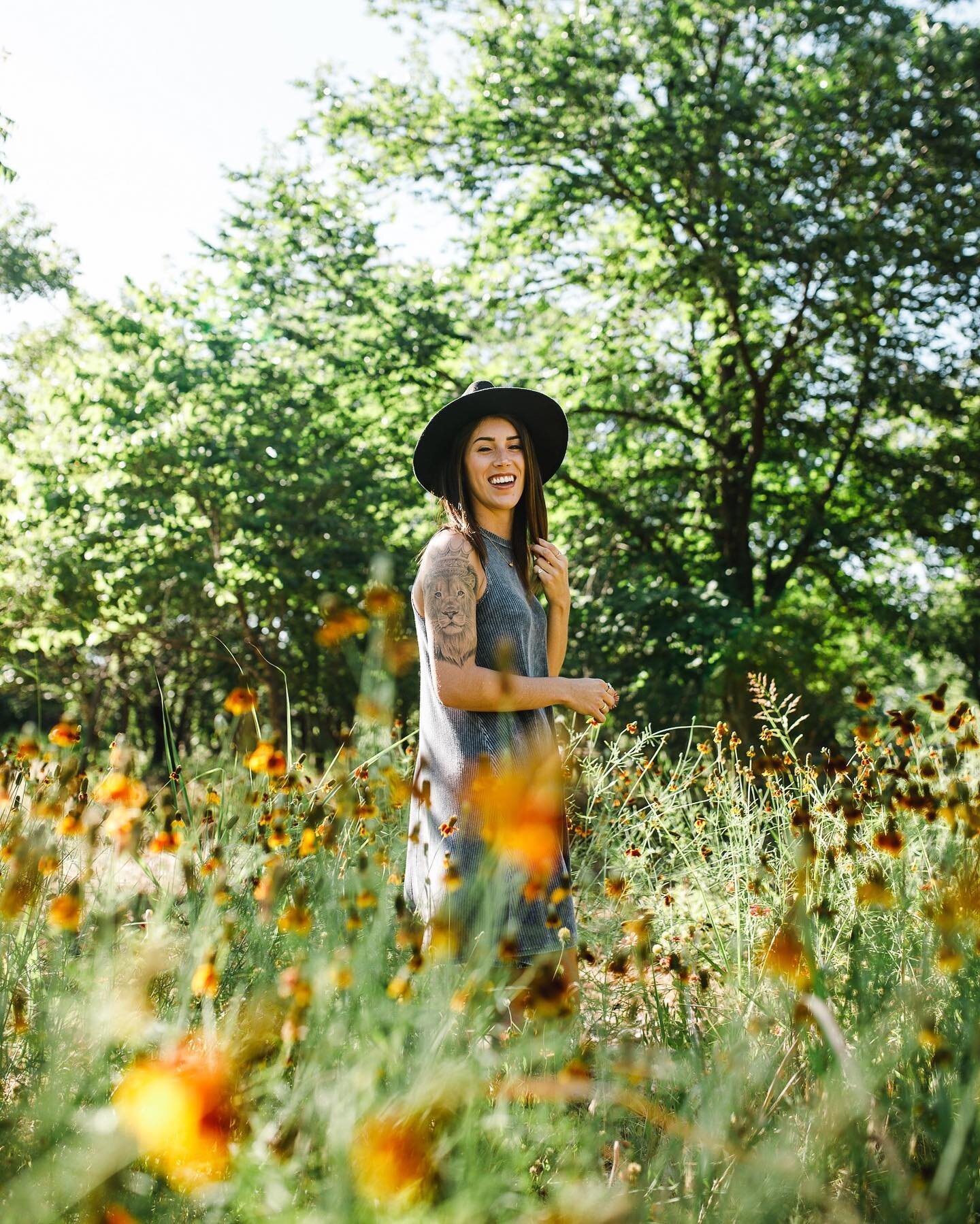 A beautiful portrait from a few years ago. This is one of my very first students when I was teaching. @summerprentiss was and is a rock star. ❤️🎵❤️🎵
.
.
.
.
www.ajstegall.com
#ajstegallphotography #portriats #flowers #okc #oklahoma #travelingartist