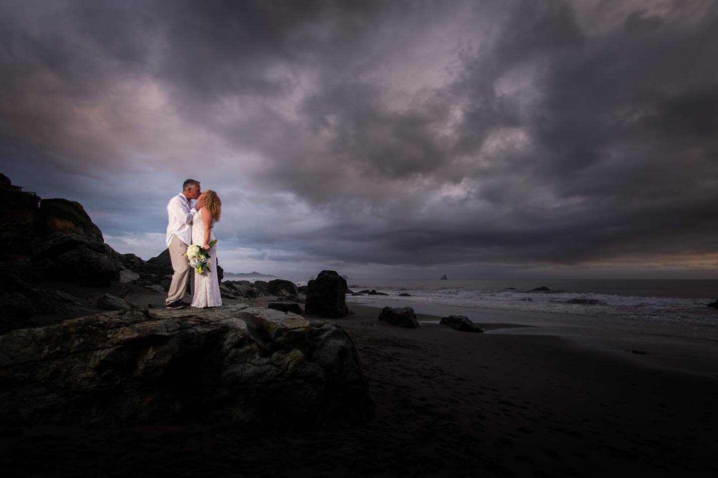 California Beach Wedding!

#wedding
#weddingphotographer
#weddingphotography #oregonweddingphotography
#oregonweddingphotographer