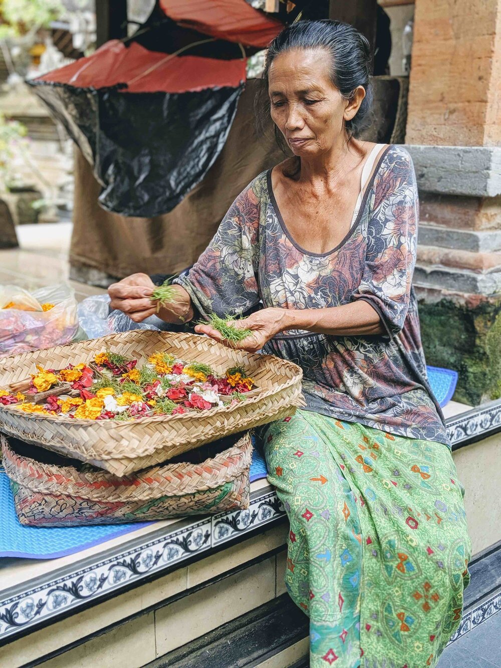 hindu-lady-with-flower-offerings.jpg