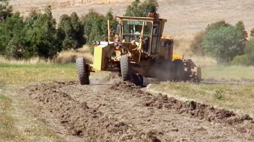Grader forming part of the loop