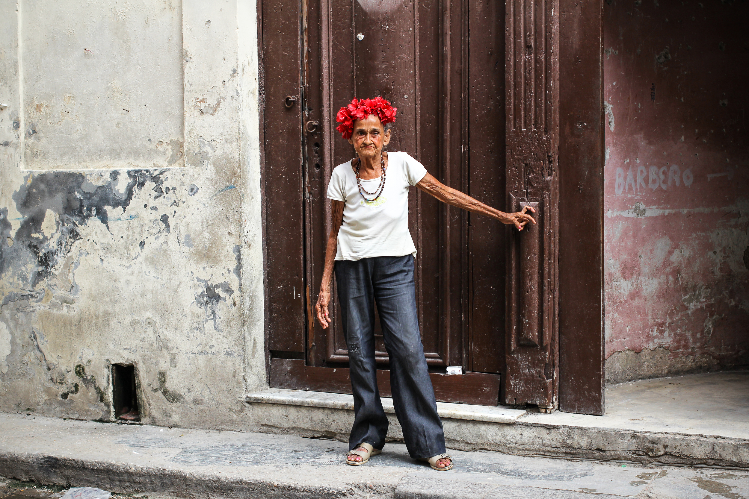 "Barbero" 2013 Elbia poses outside her home 