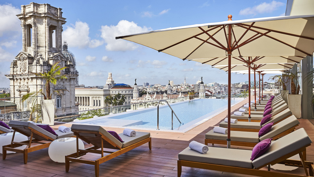 rooftop-pool-gran-hotel-manzana-kempinski_18523_original.jpg