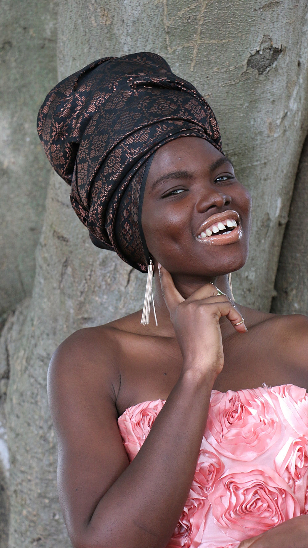 Brand ambassador MARIAMA T wears our headwrap ROSE GOLD from THE STATEMENT COLLECTION teamed with a pair of rose gold tassel earrings from Lovisa Jewellery . 