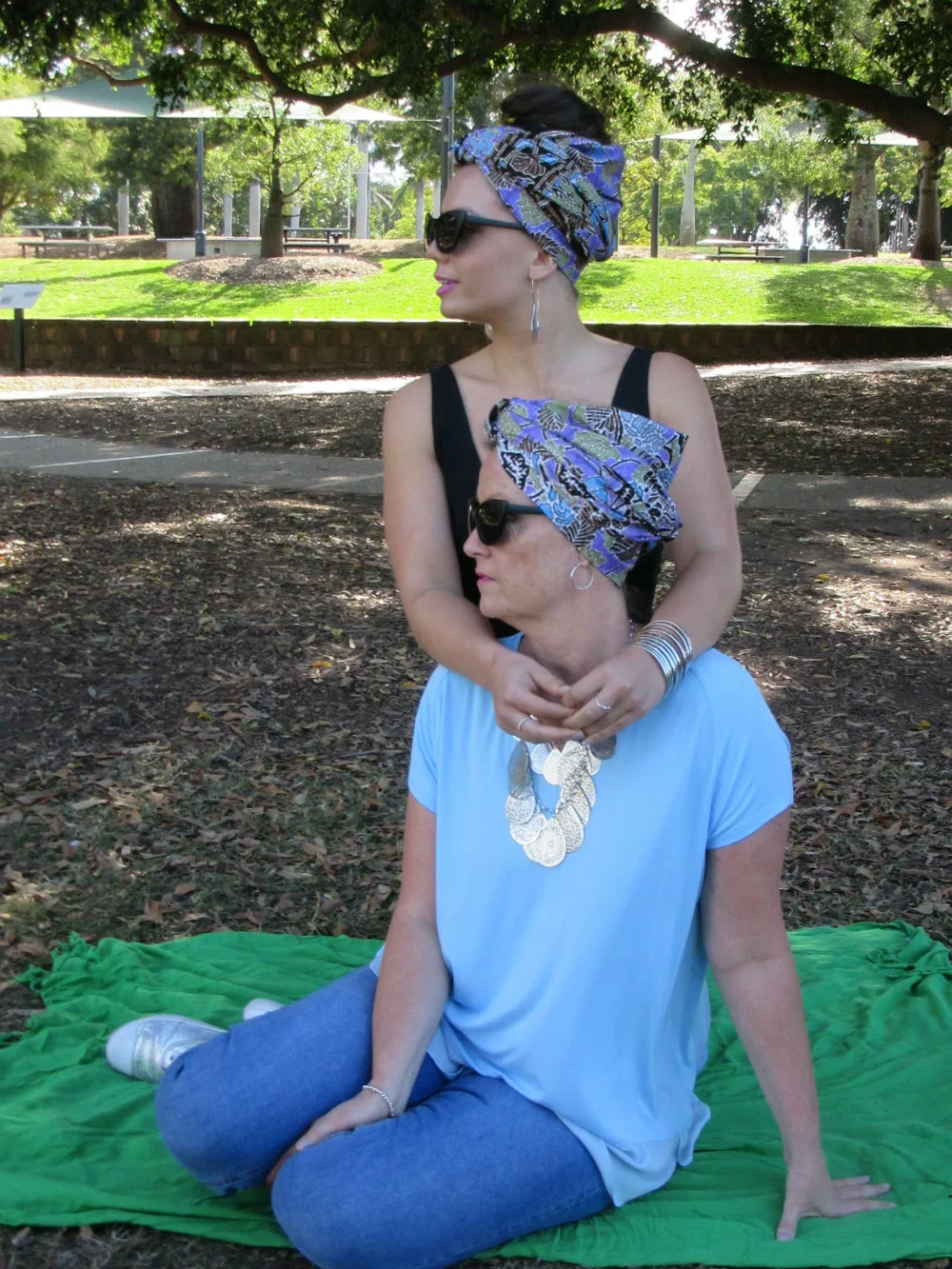 Batik headwrap ORCHID - colour palette blue, lilac, black - look, casual. Headwrap styled in THE BANDEAU.