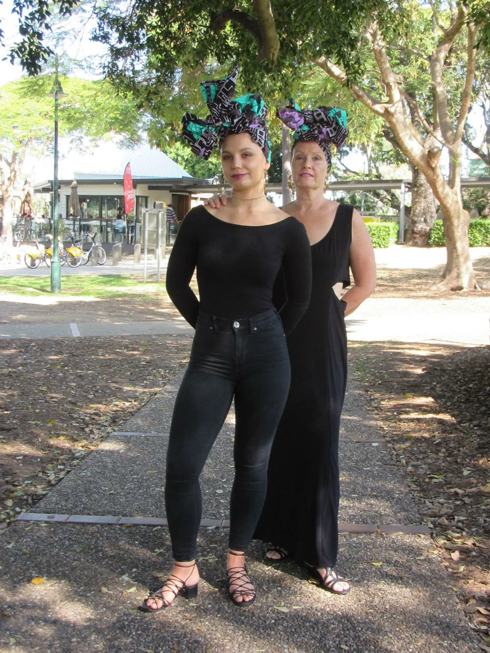 Ankara headwrap AMERIE - colour palette black, look casual/sophisticated. Headwrap styled in THE BOW.