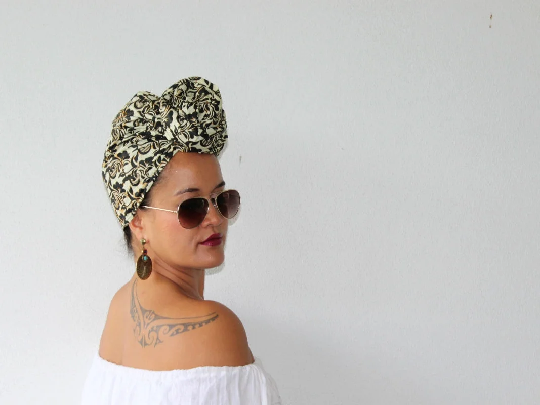 Aviator sunglasses and a TOPKNOT styling technique was the ideal match for HEADWRAP RETRO, stylish but yet able to compliment any casual look.