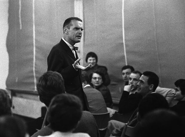 Un día Charles Eames vistió la HfG de Ulm. Me estalla la cabeza.
