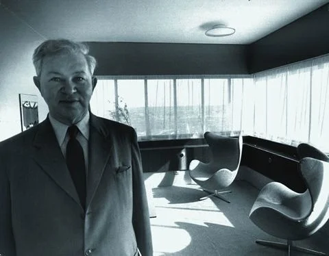 Arne Jacobsen en el SAS building de Copenhague, bien peinado.