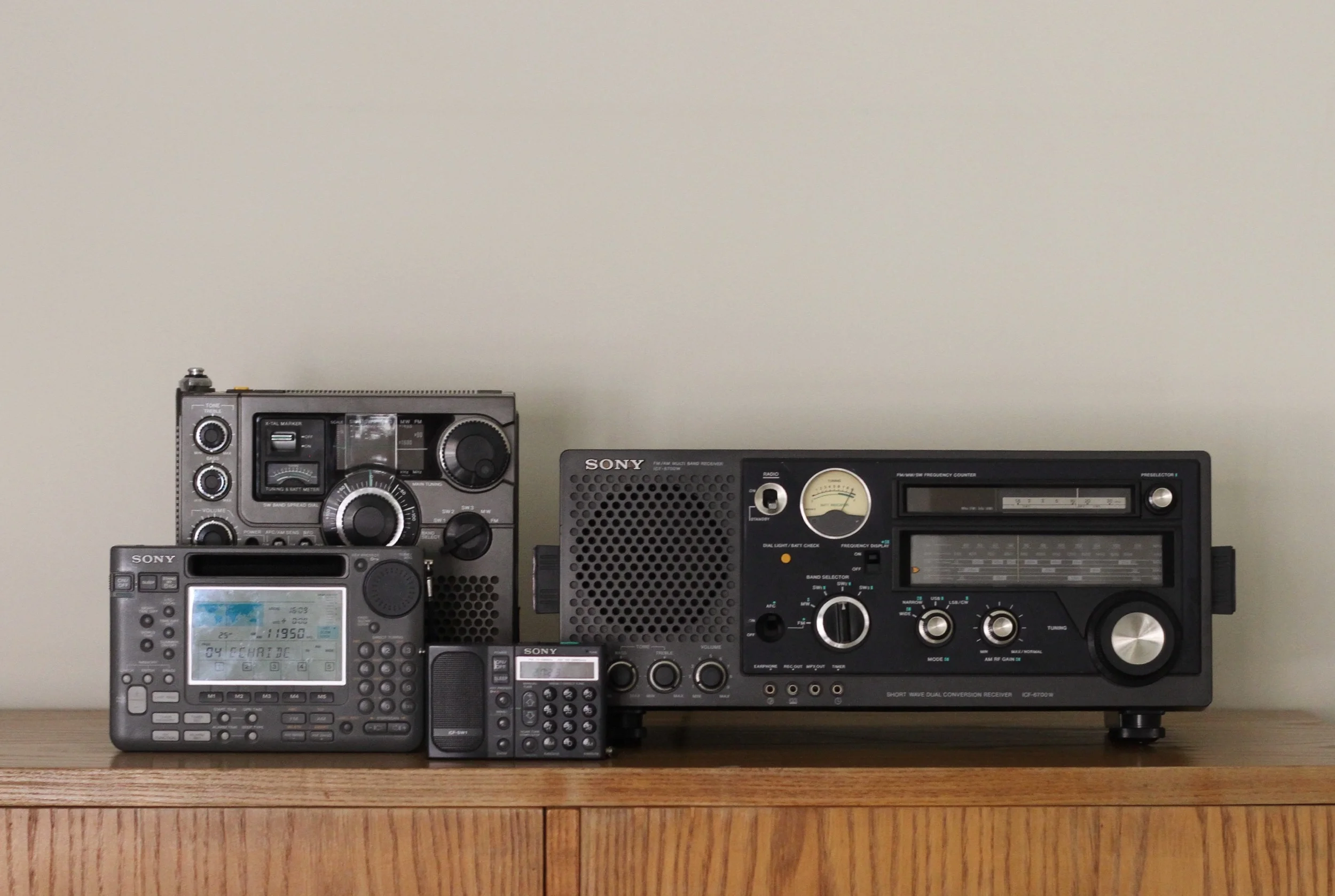 Famlia SONY. De izquierda a derecha: ICF SW55, ICF 5900W, ICF SW1, ICF 6700W. Son badass, ¿eh?