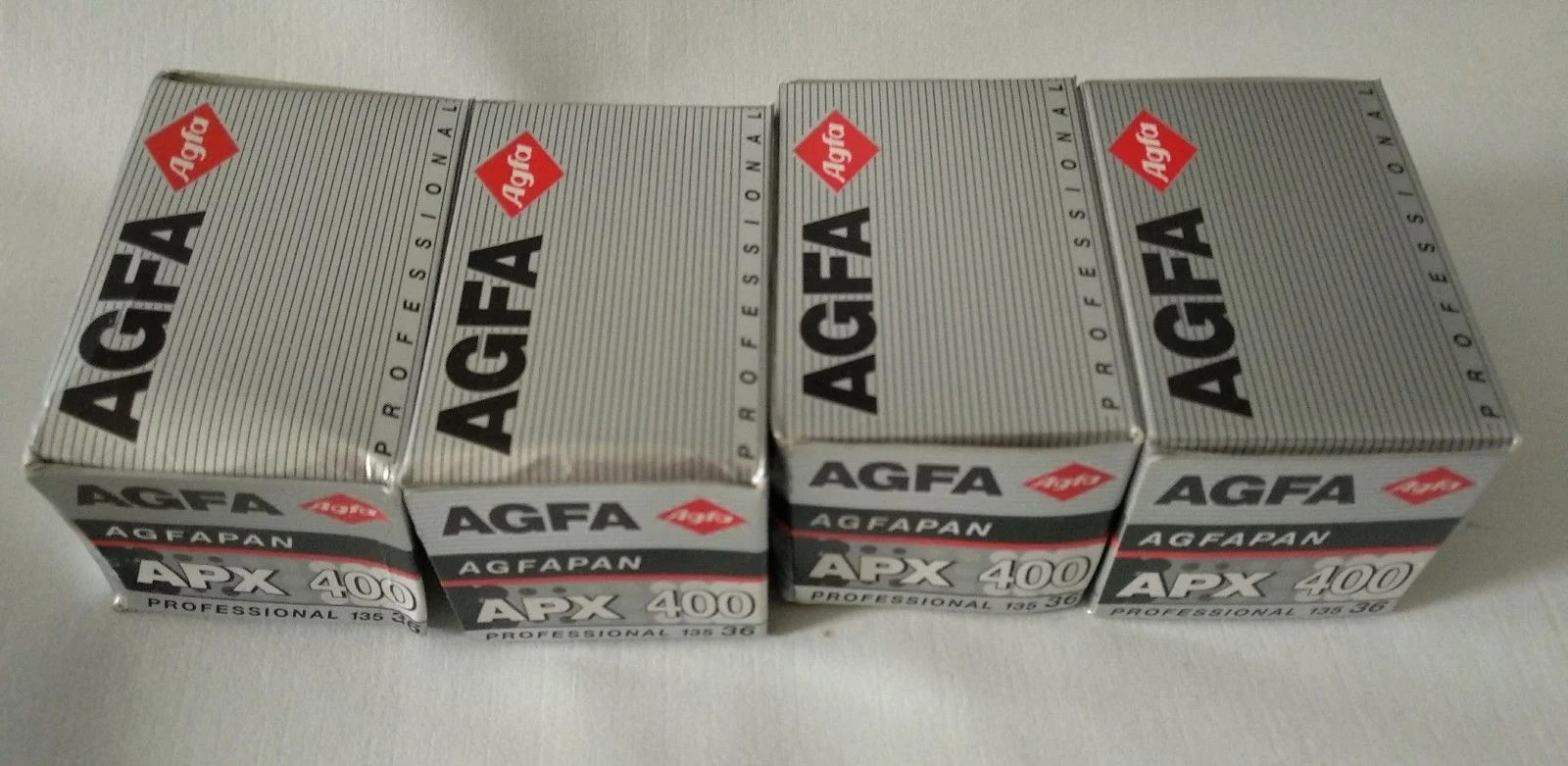 Rollos de Agfa AgfaPan APX 400, que ya ni se fabrica y expiró en 1998