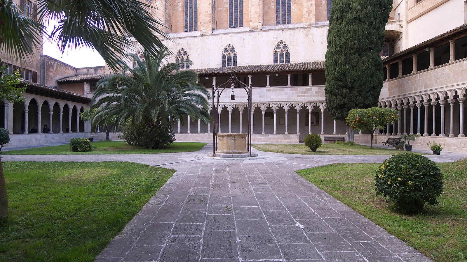 Este es el claustro del convento de Sant Francesc. Ahí en la parte del ciprés, tercer piso, andábamos los “pensionistas”.