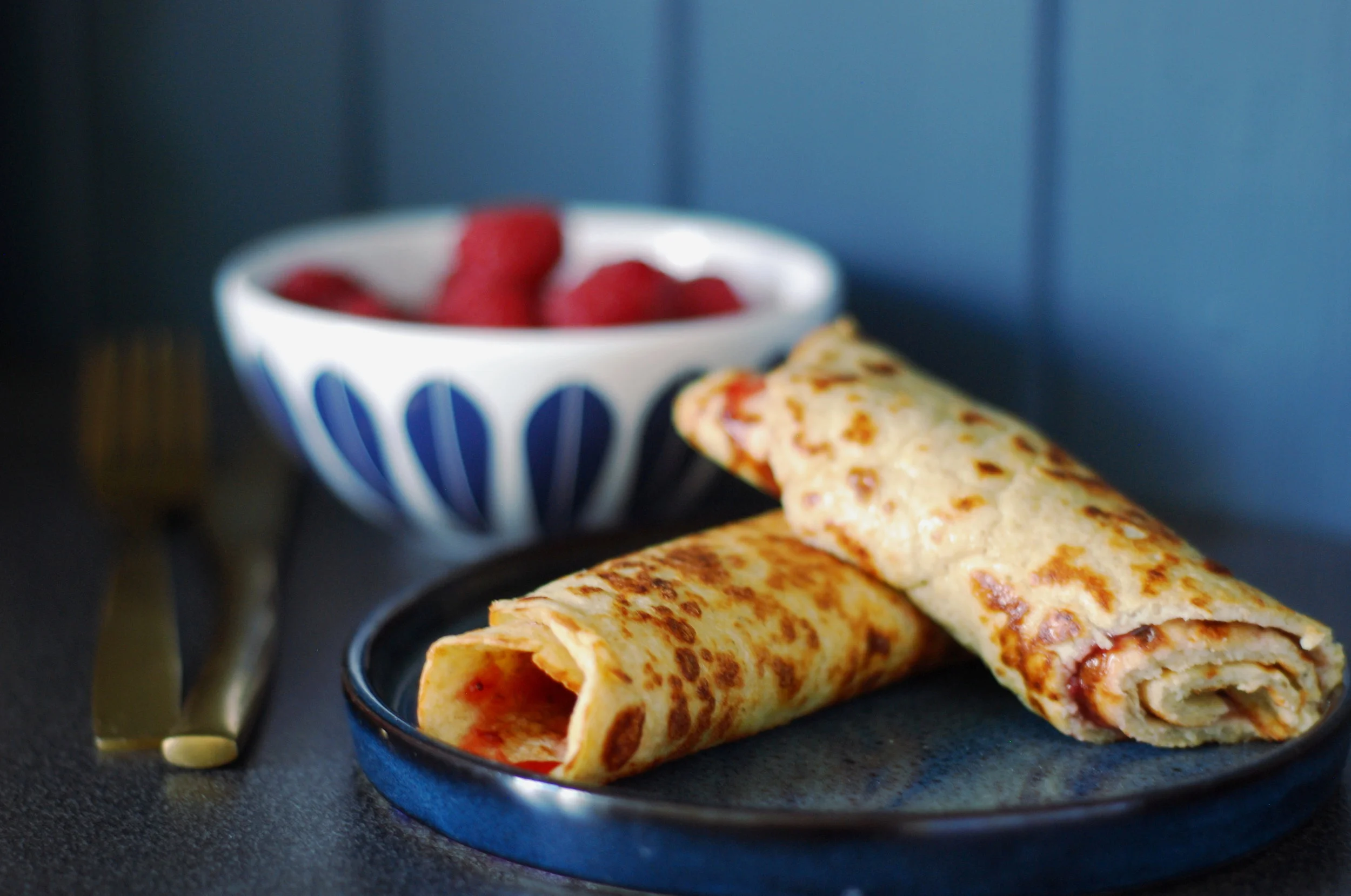 Pannekakerull med brunost og syltetøy.