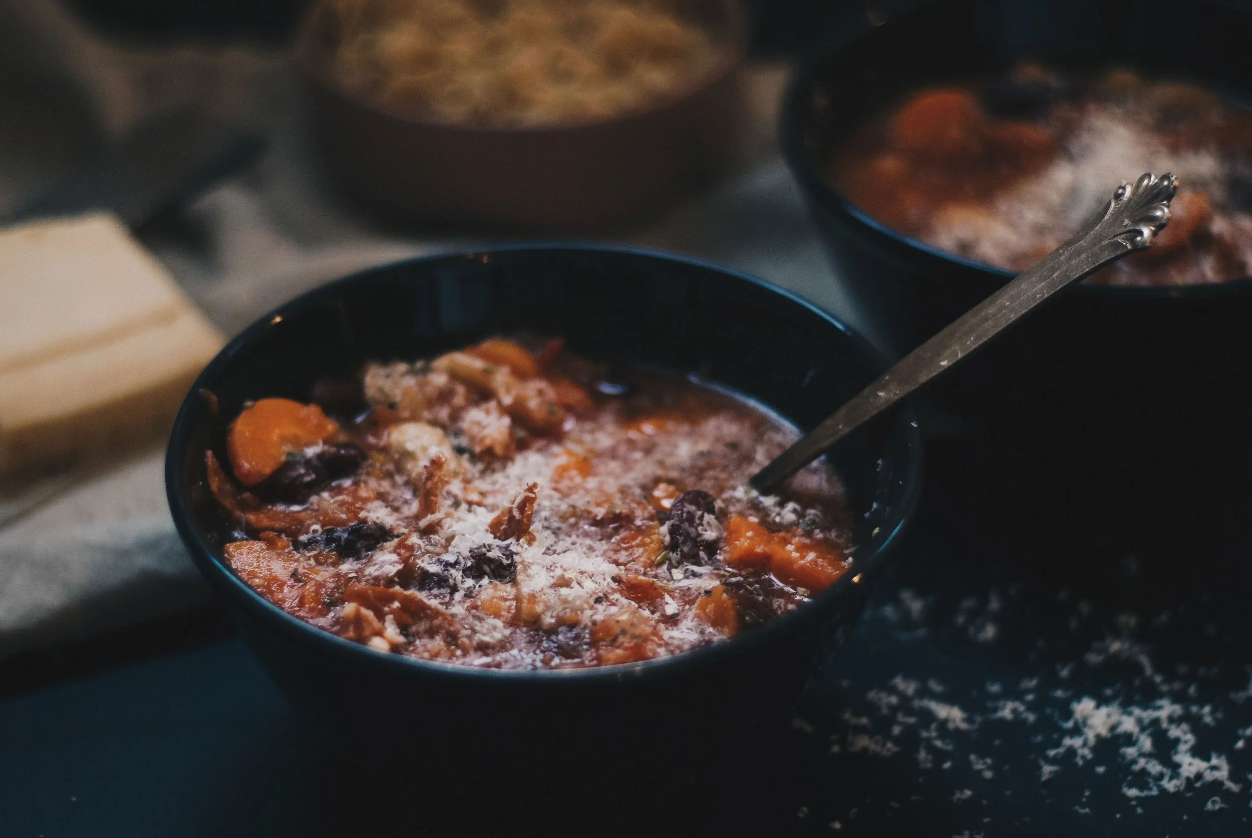 Smakfull kombinasjon . Gode grønnsaker, smaksrik pølse, mettende bønner og deilig parmesan.
