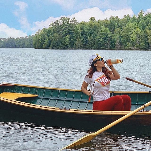 Know what pairs well with ros&eacute;?? @slimjim!!! Get this awesome chick @taylaavee as a #slimfluencer!! 🌹🍷🚣🏻&zwj;♀️ #longboigang #lbg4l #ros&eacute;season
