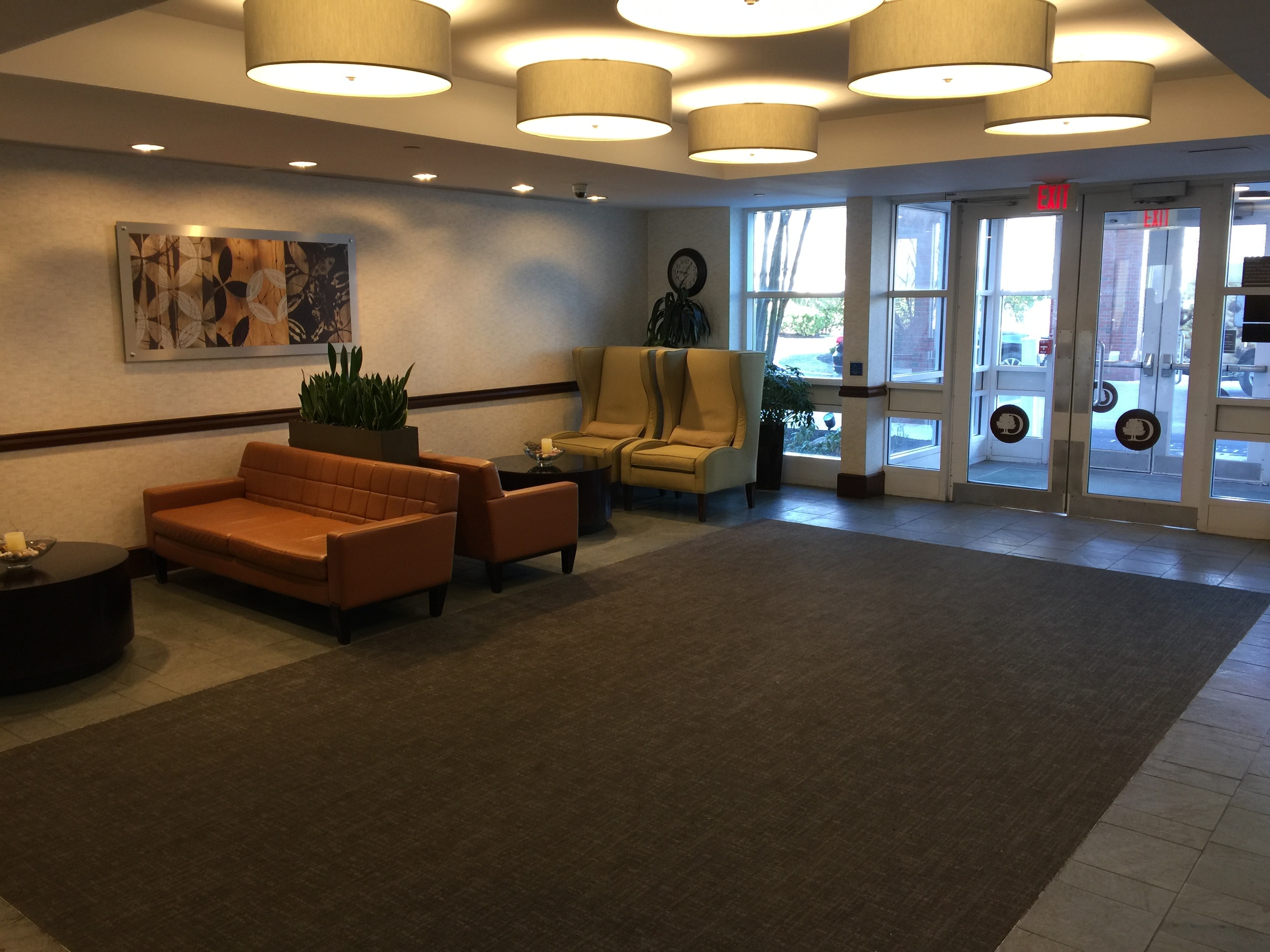 DoubleTree Club front entrance and lobby (click to enlarge)