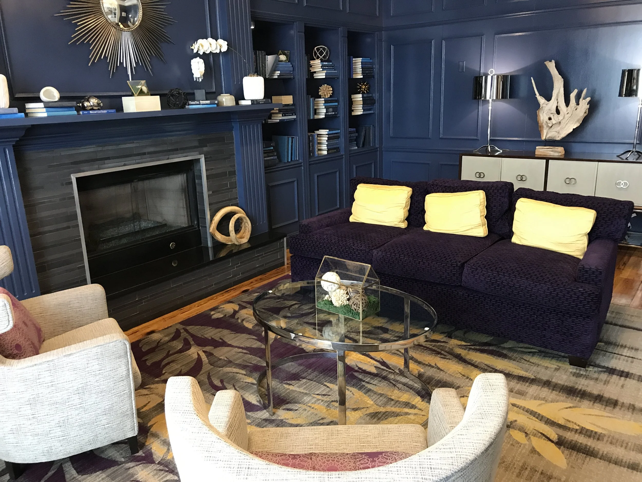 "Library" sitting area just off the main lobby - my favorite amenity! (click to enlarge)
