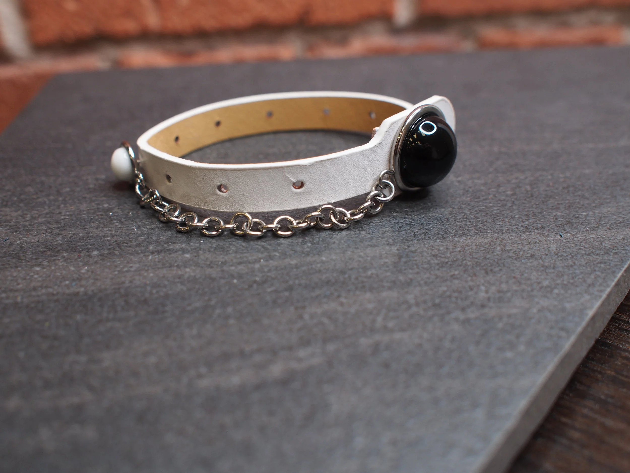Le Fonce white leather bracelet w/ Agate and metal chain detail
