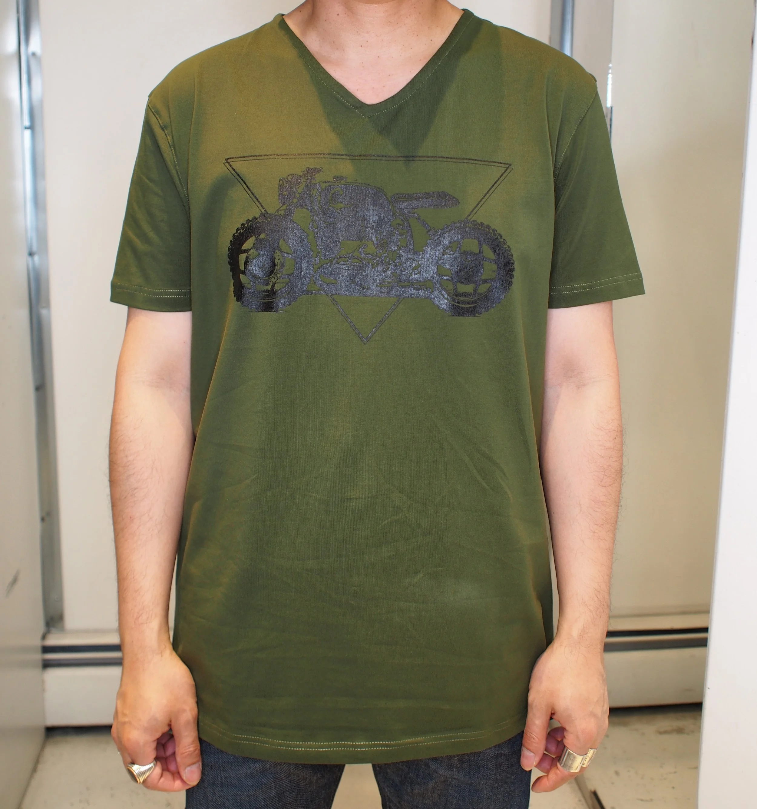Le Fonce "Scorpion Rider" graphic V-neck Tee - Grey or Army Green