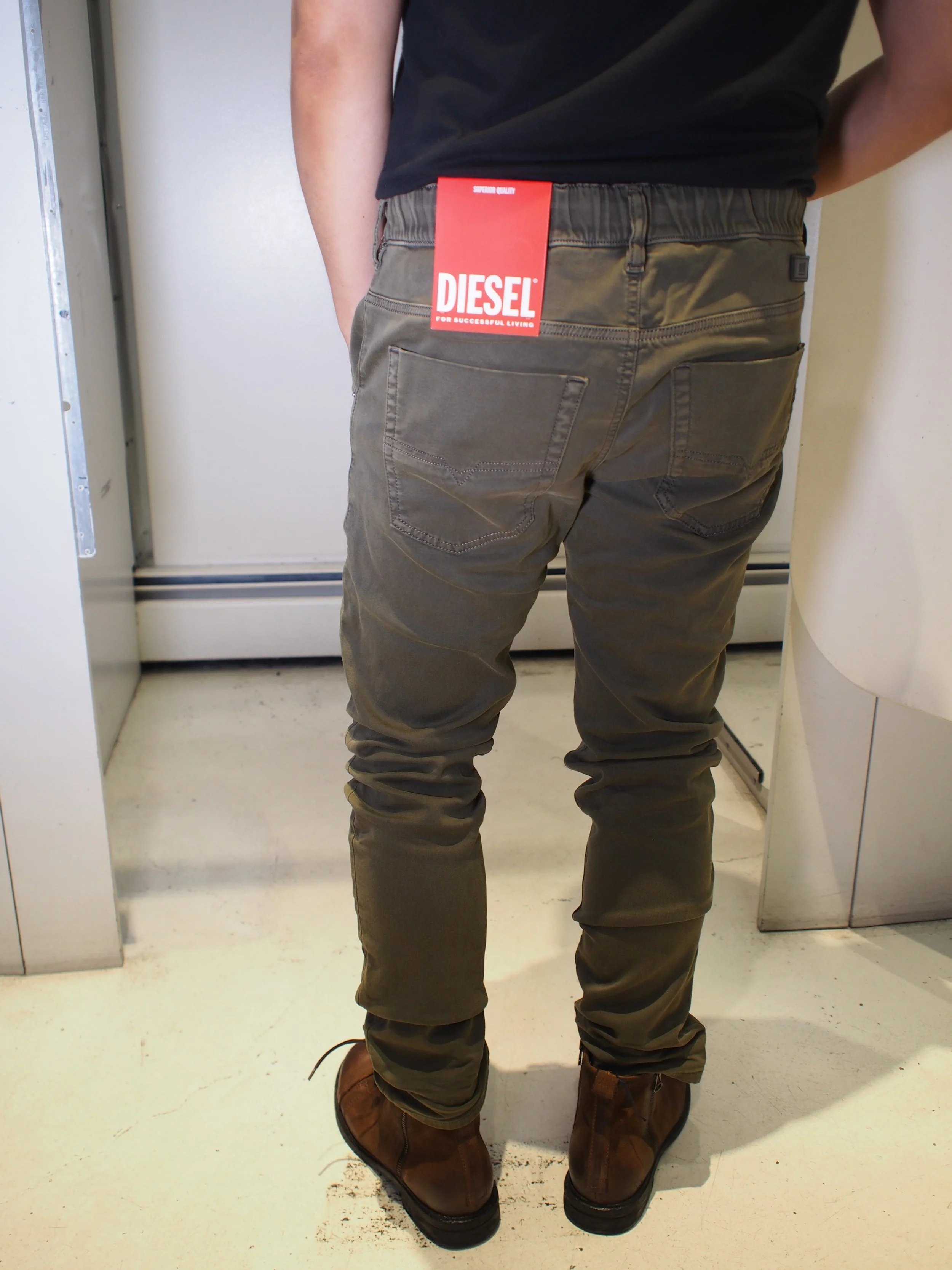 DIESEL 2030 D-KROOLEY Tapered Joggjeans® 0670m - Military DIESEL 2030 D-KROOLEY Tapered Joggjeans® 0670m - Military