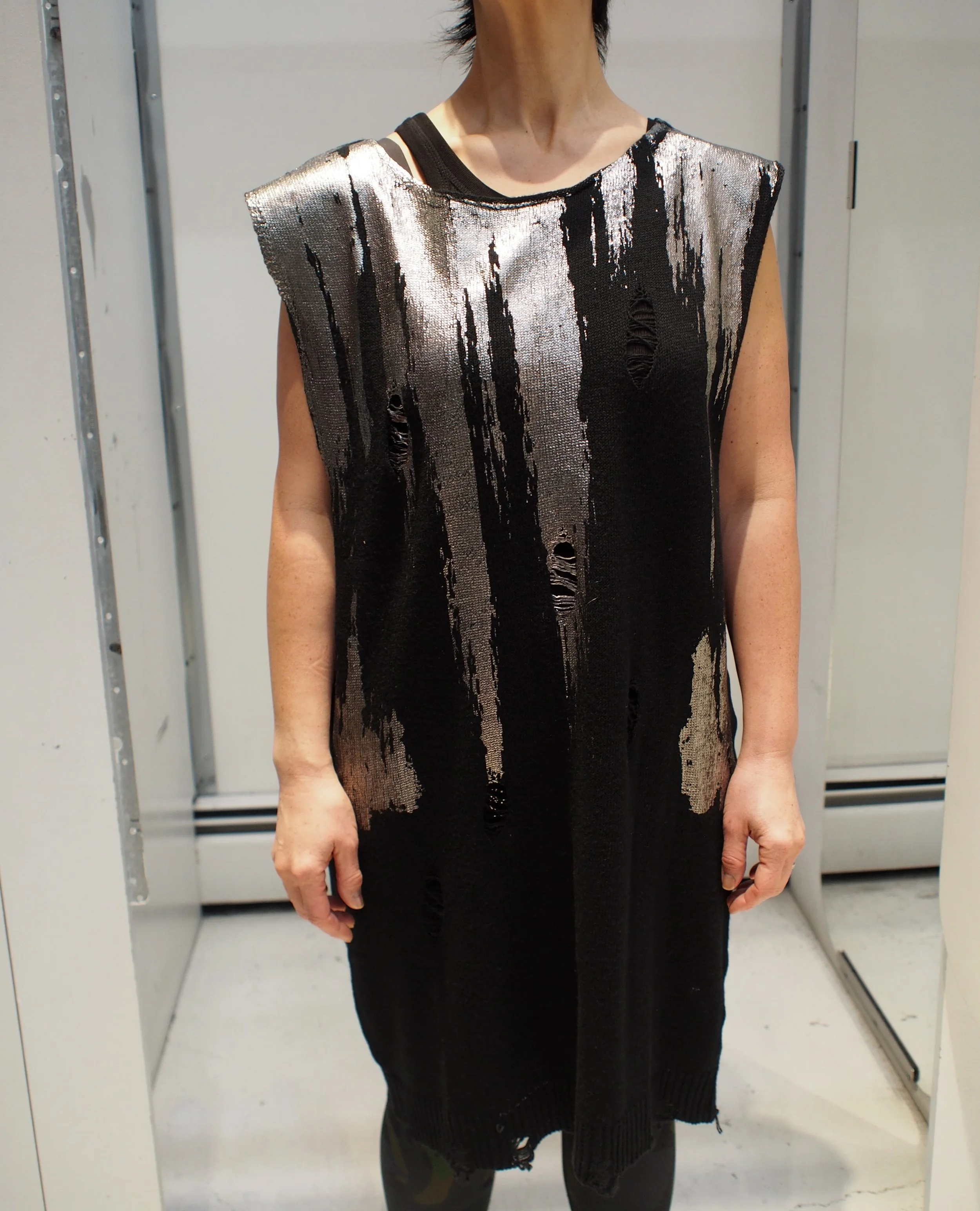 La Haine Inside Us 4K W5038 Foil Applique sleeveless knit pullover - Black