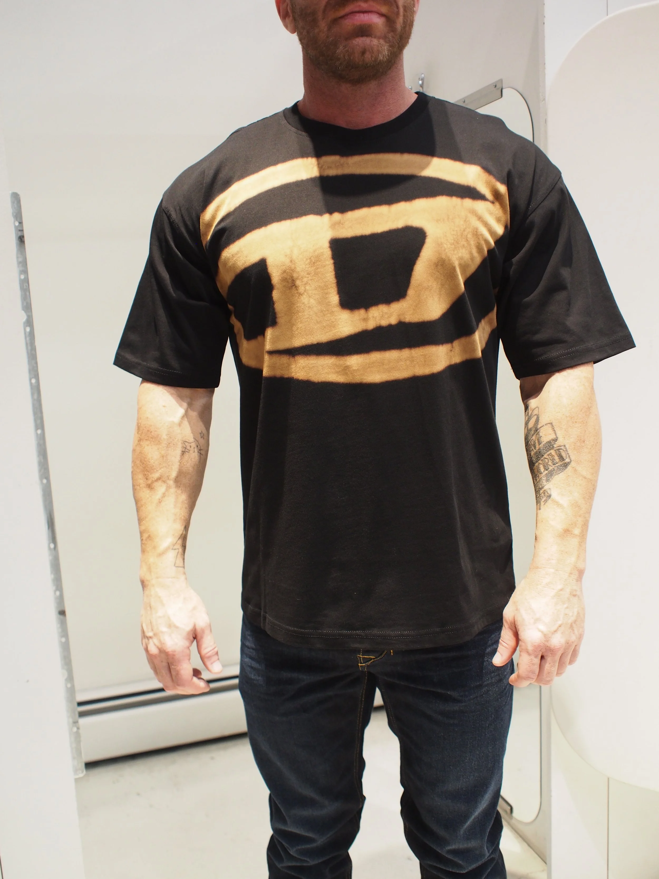 国内発送/Diesel/T-Box-Bleach オーバルD ロゴ Tシャツ Men's heavyweight T-shirt with bleached Oval D logo | Diesel