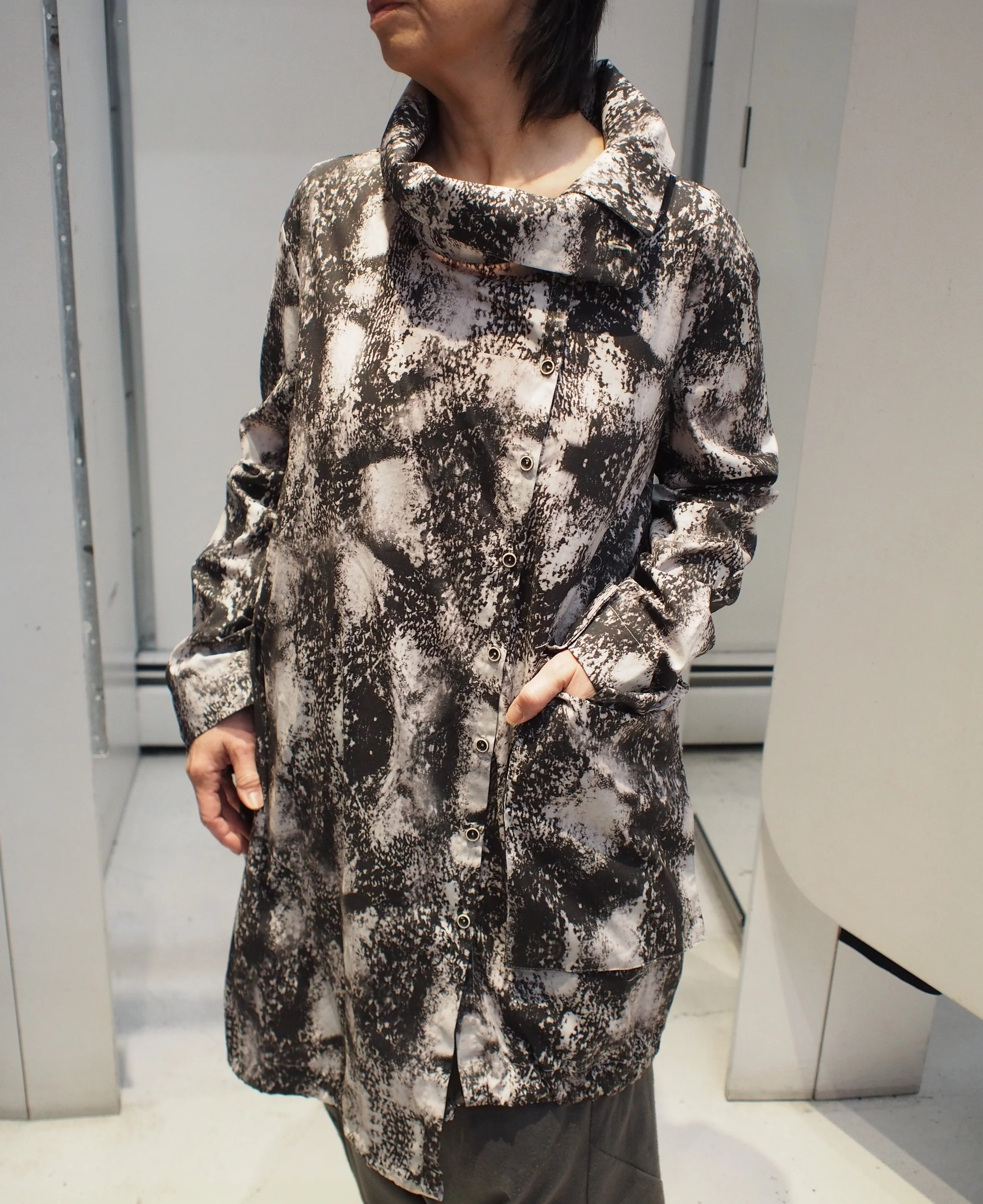 Lotus Eaters SIGASIS printed longline asymmetrical shirt - Chaos
