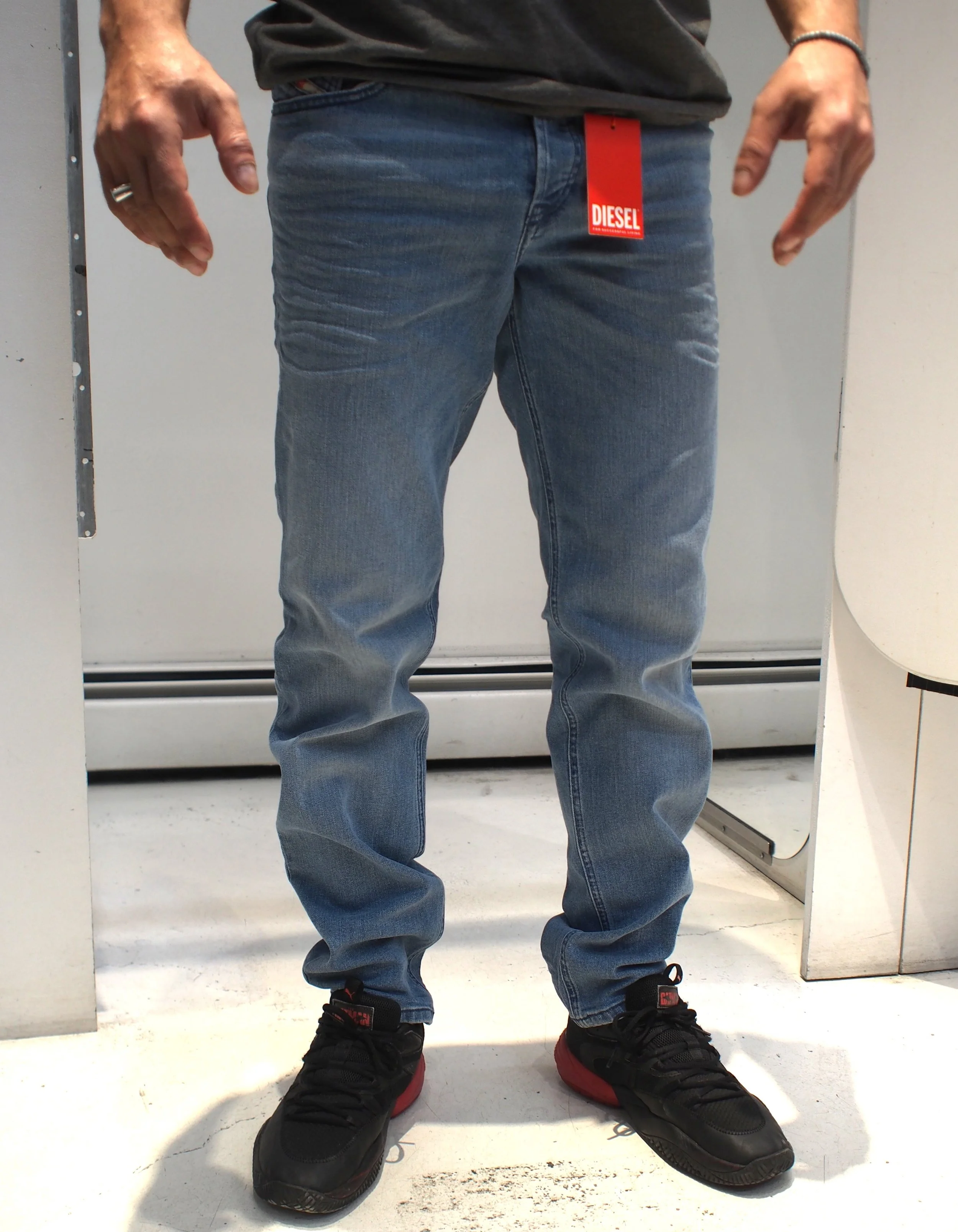 DIESEL 2023 D-FINITIVE light aged straight tapered jeans - 0GRDI indigo