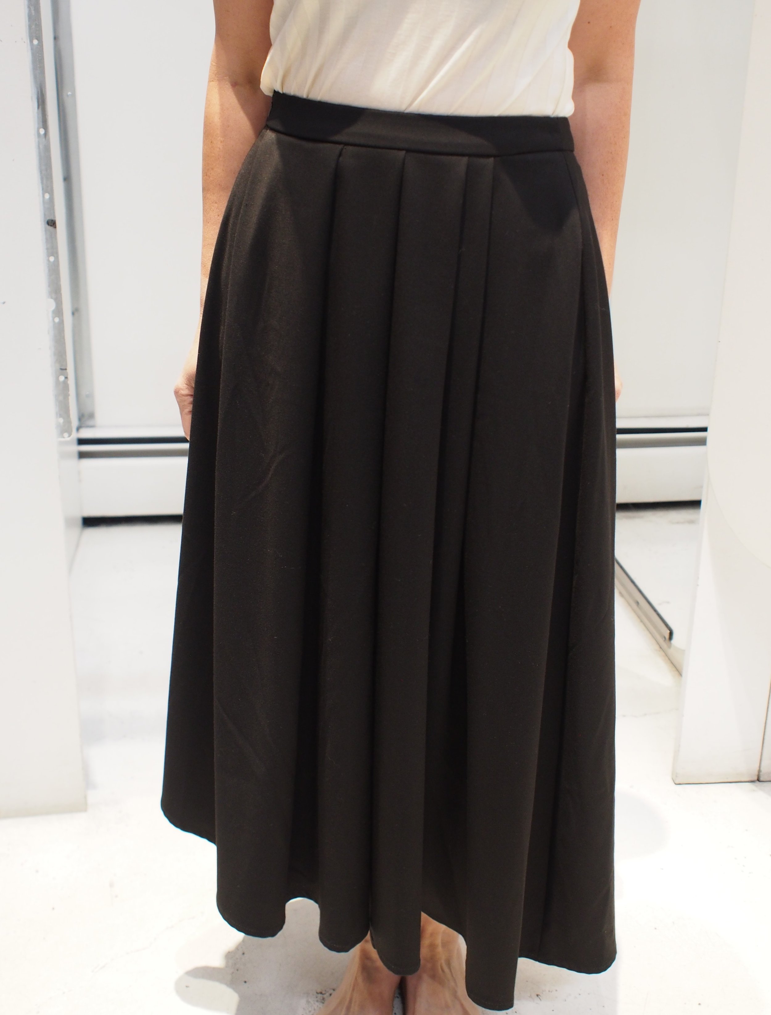 Lotus Eaters KILOSIN Asymmetrical pleated midi skirt - Black