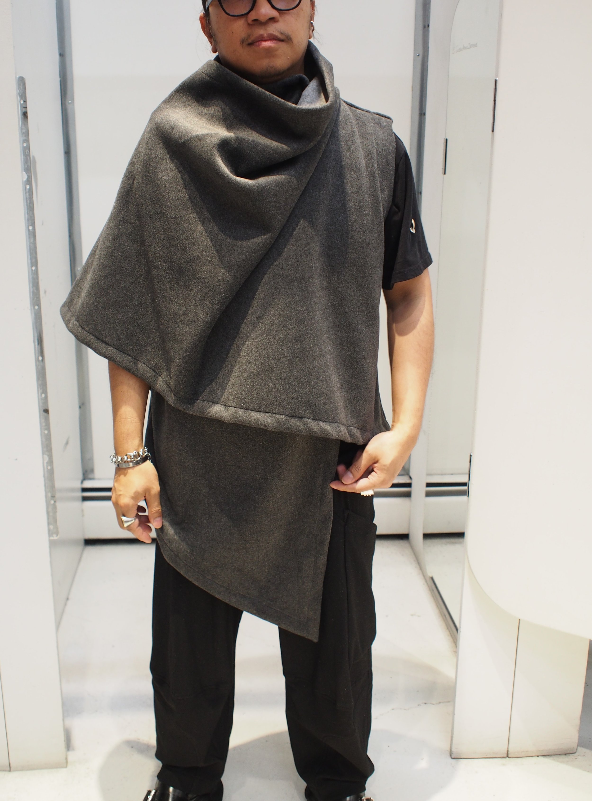 Lotus Eaters ANEMI Reversible wrap long gilet - Anthracite