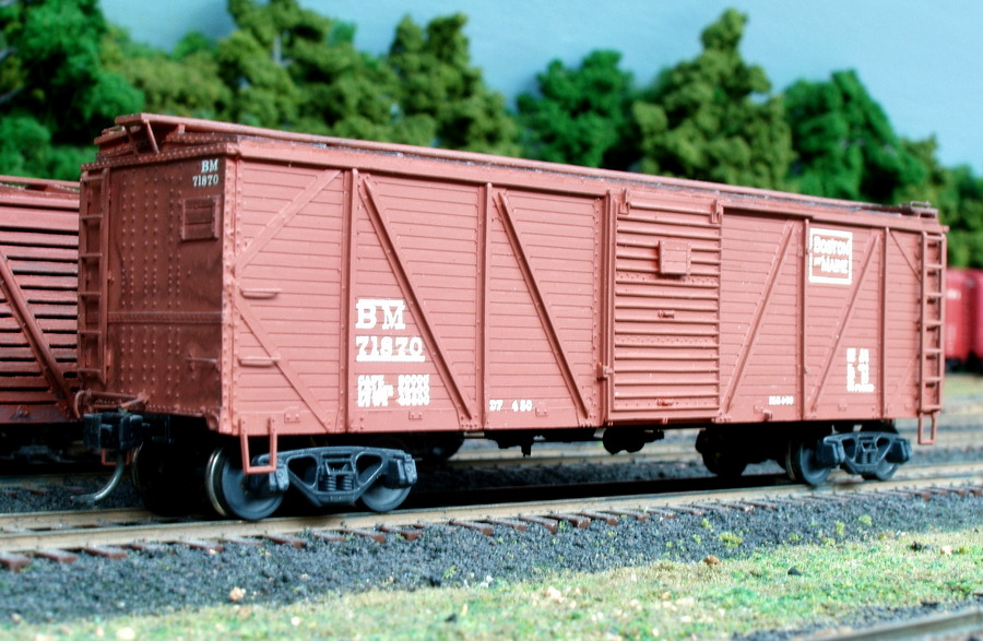 71870 is one of 2000 boxcars built for the B&M in 1929-1930 using an ARA design (American Railroad Association). All but 25 were single sheathed cars. Built by Edward J. Ozog from an F&C kit. Photographed and submitted by Mr. Ozog. Photo 796