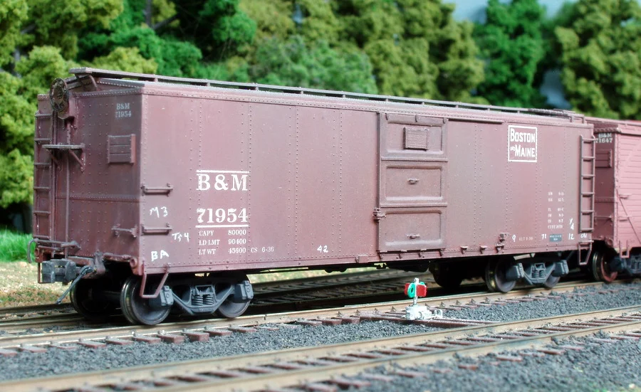 71954 is one of 25 steel cars that were part of the 2,000 ARA design cars built in 1929-1930. The others were single sheathed in wood. The car is similar to the Pennsylvania's X-29 Class. All 2,000 cars had the reverse Creco door but most were replaced with Youngstown type doors. Built by Edward J. Ozog from a Red Caboose kit. Photographed and submitted by Mr. Ozog. Photo 797