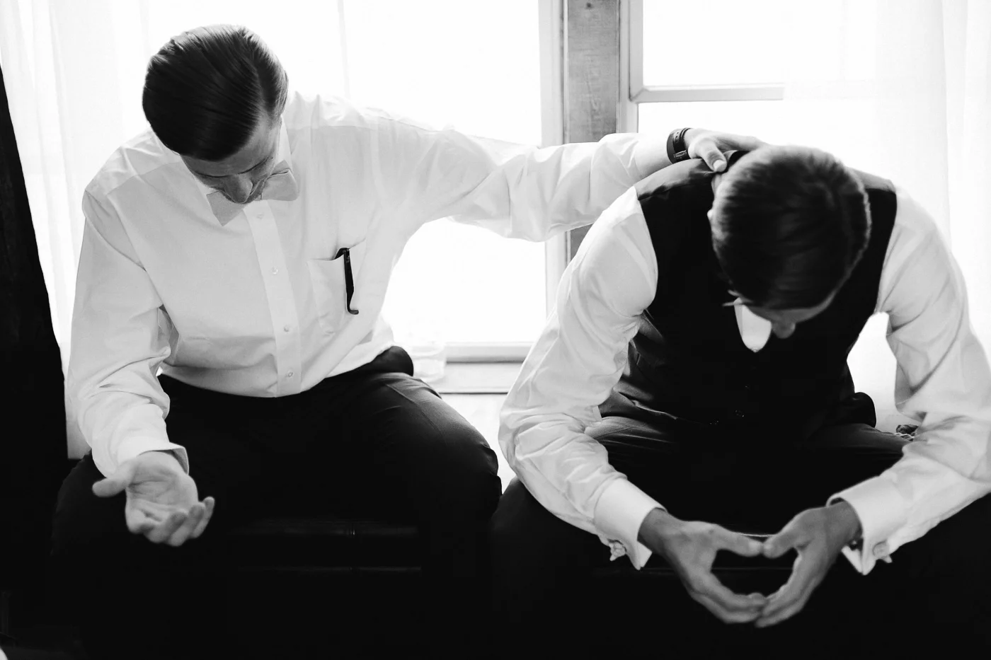 131-wiens-ranch-groomsmen-praying.jpg