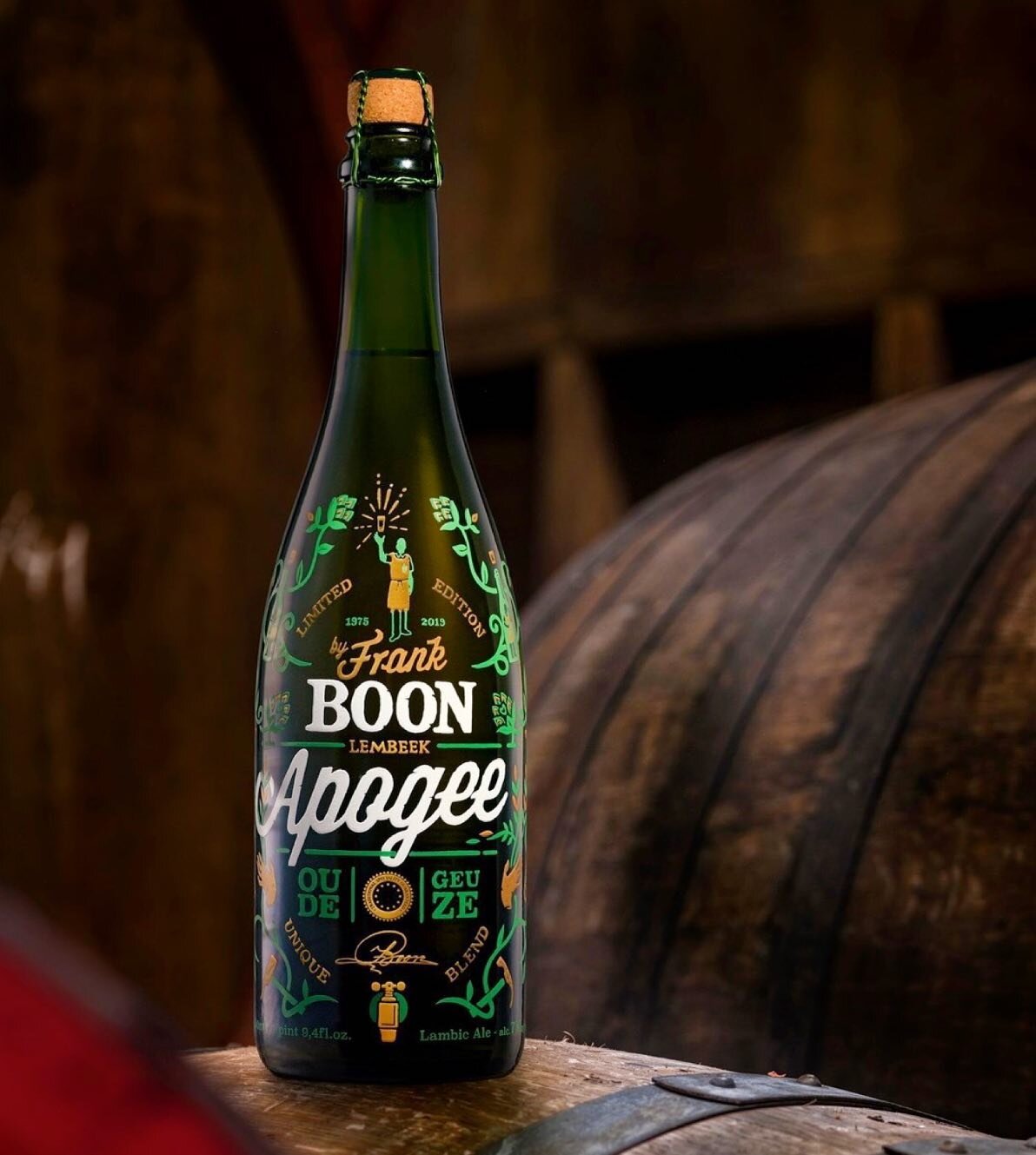 𝗔𝗣𝗢𝗚𝗘𝗘

This Oude Geuze is a one-time edition created by Frank Boon and was bottled in April, 2019. 

With Apogee, the brewery celebrates Frank Boon's brewer career on the one hand (not forgetting the major role Frank played in the revival of l